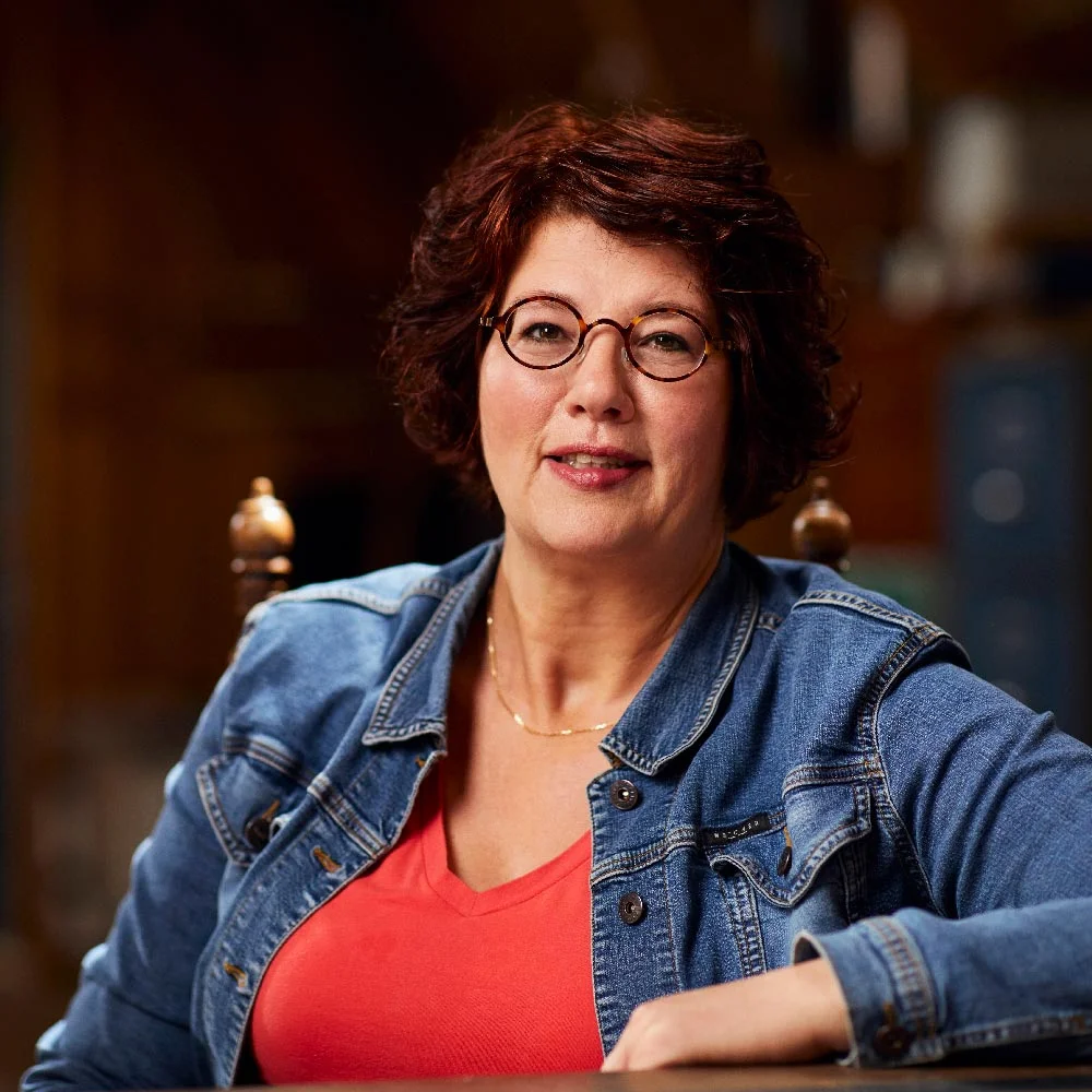freelance tekstschrijver Jacomien Wolfkamp Profielfoto van freelance tekstschrijver Jacomien Wolfkamp die recht in de camera kijkt